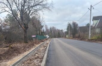 Знаменитую булыжную дорогу в деревне Каботово ремонтируют