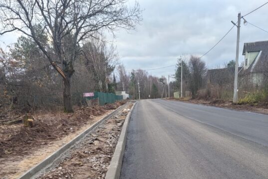 Знаменитую булыжную дорогу в деревне Каботово ремонтируют