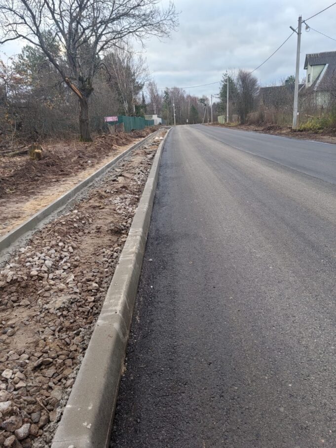 Знаменитую булыжную дорогу в деревне Каботово ремонтируют