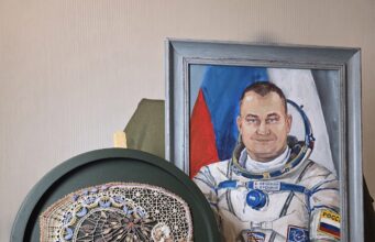 Космонавт Алексей Овчинин вдохновил на творчество рязанских кружевниц