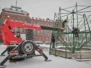На площади имени Дерунова собирают новогоднюю ель