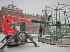 На площади имени Дерунова собирают новогоднюю ель
