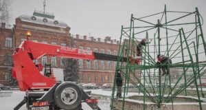 На площади имени Дерунова собирают новогоднюю ель