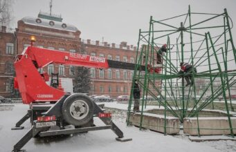 На площади имени Дерунова собирают новогоднюю ель