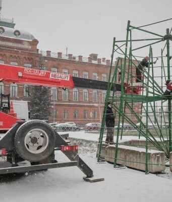 На площади имени Дерунова собирают новогоднюю ель