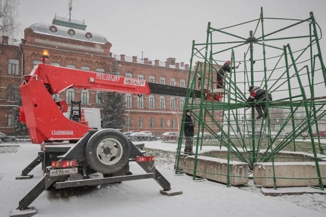 На площади имени Дерунова собирают новогоднюю ель