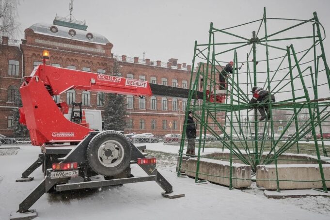 На площади имени Дерунова собирают новогоднюю ель