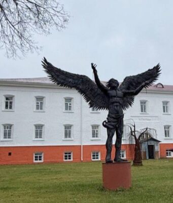 Собственник восстанавливает Мышкинский тюремный замок