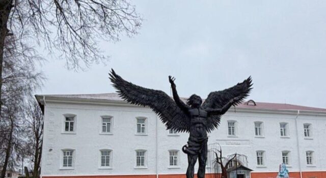 Собственник восстанавливает Мышкинский тюремный замок