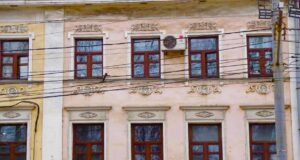 Законность установки кондиционеров на фасадах исторических зданий проверяют в Ярославской области