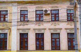 Законность установки кондиционеров на фасадах исторических зданий проверяют в Ярославской области