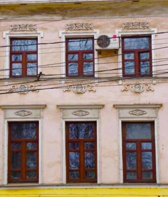 Законность установки кондиционеров на фасадах исторических зданий проверяют в Ярославской области