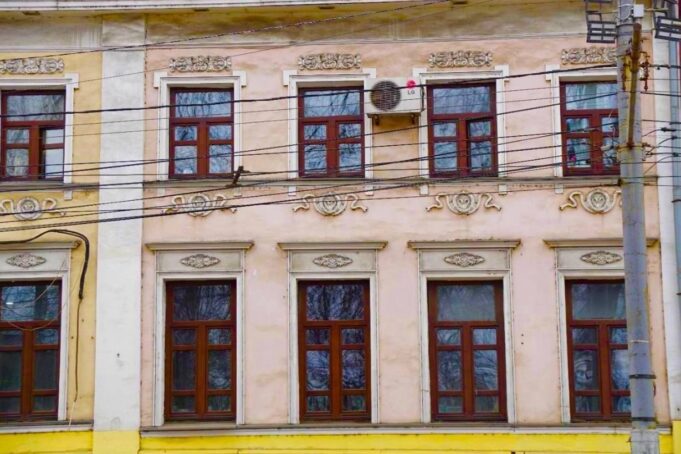 Законность установки кондиционеров на фасадах исторических зданий проверяют в Ярославской области