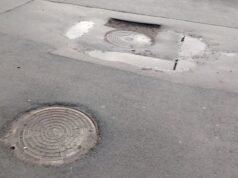Михаил Евраев поручил до конца декабря устранить дефекты на люках в центре Ярославля