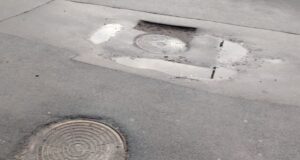 Михаил Евраев поручил до конца декабря устранить дефекты на люках в центре Ярославля