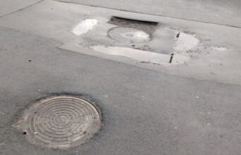 Михаил Евраев поручил до конца декабря устранить дефекты на люках в центре Ярославля
