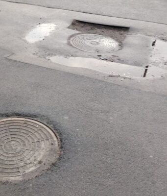 Михаил Евраев поручил до конца декабря устранить дефекты на люках в центре Ярославля