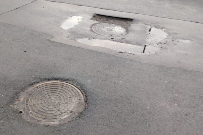 Михаил Евраев поручил до конца декабря устранить дефекты на люках в центре Ярославля