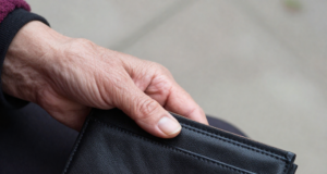 75-летняя жительница Рыбинска сама отвезла 500 тысяч рублей мошенникам в Москву