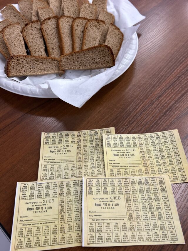 В Рыбинске в молодёжном центре «Максимум» провели памятную акцию «Блокадный хлеб»