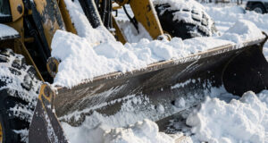 Если ваш двор не расчищен, пишите жалобу в госжилинспекцию