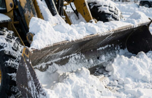 Если ваш двор не расчищен, пишите жалобу в госжилинспекцию
