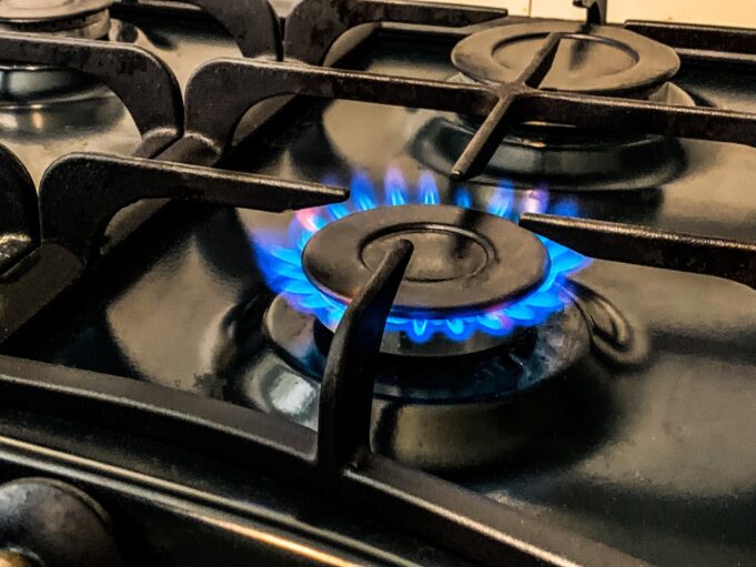 Ярославские газовики напоминают: привычка открывать окно до включения газовых приборов может спасти жизнь