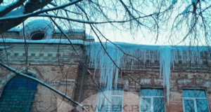 В Рыбинске плохо справляются с уборкой снега и наледи во дворах