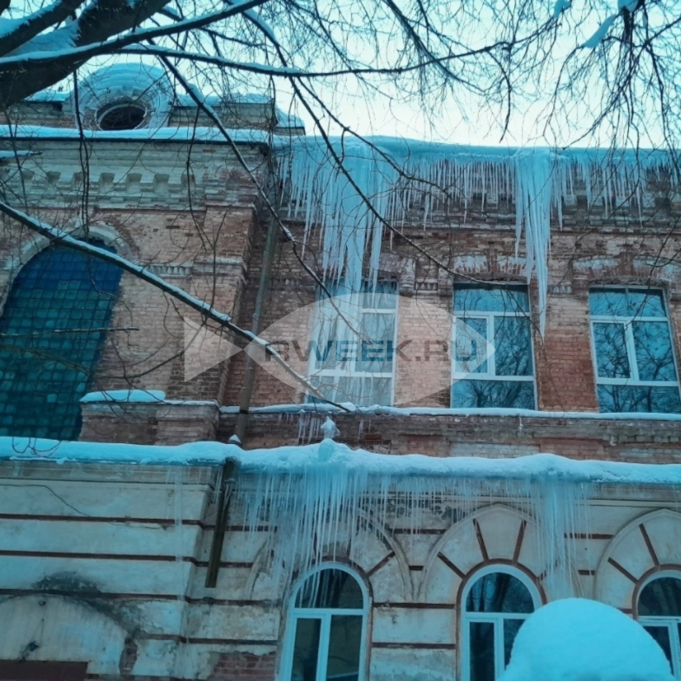 В Рыбинске плохо справляются с уборкой снега и наледи во дворах