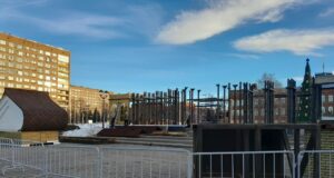 На площади Дерунова демонтируют конструкции катка