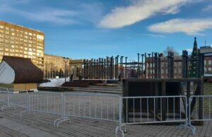 На площади Дерунова демонтируют конструкции катка