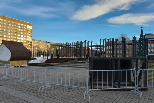 На площади Дерунова демонтируют конструкции катка