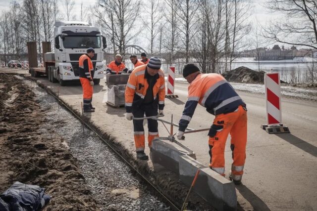 В Заволжье приступили к прерванным на зиму тротуарным работам