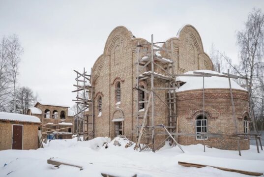 В больничном городке Рыбинска продолжается строительство храма