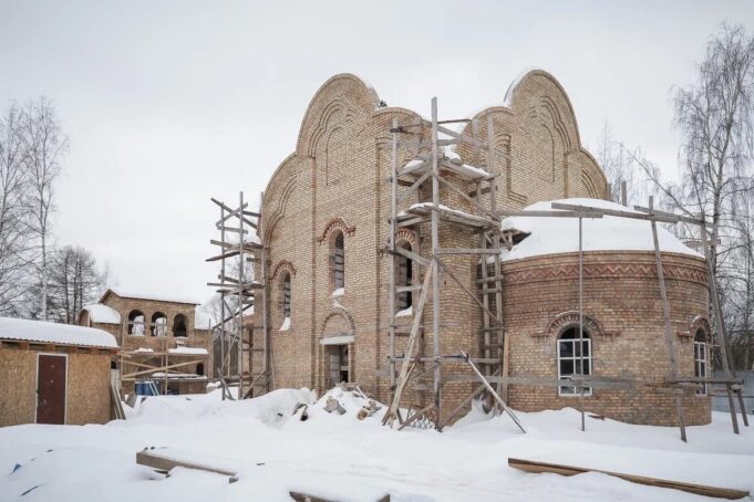 В больничном городке Рыбинска продолжается строительство храма