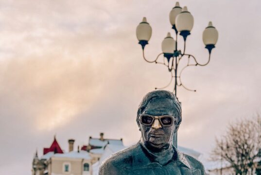 Жителей Рыбинска приглашают на бесплатную библиопрогулку «А у нас во дворе. Лев Ошанин»