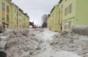 В Рыбинске закрыли проход между корпусами «а» и «б» дома № 29 на улице Щепкина