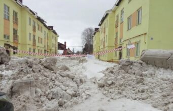 В Рыбинске закрыли проход между корпусами «а» и «б» дома № 29 на улице Щепкина