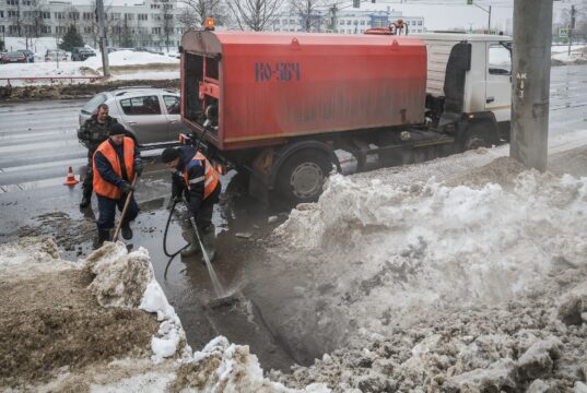 В Рыбинске начали чистить ливневые стоки
