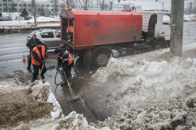 В Рыбинске начали чистить ливневые стоки