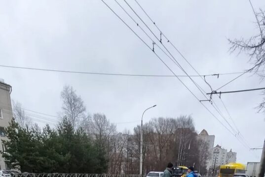 На проспекте Ленина в районе улицы Танкистов провалился асфальт