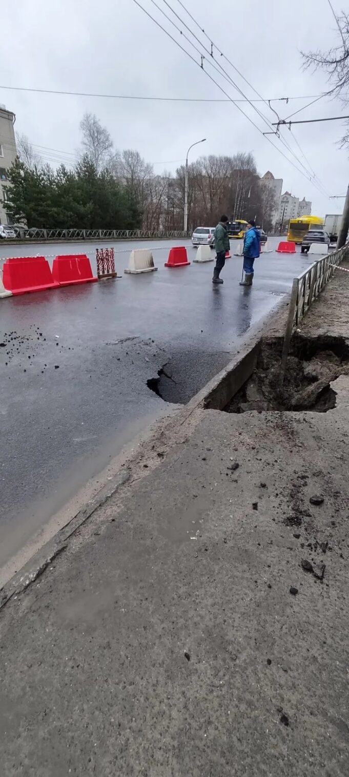 На проспекте Ленина в районе улицы Танкистов провалился асфальт