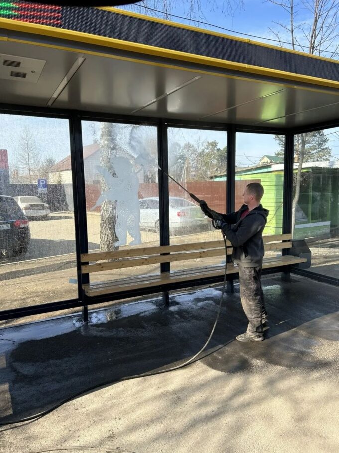 В рамках месячника чистоты в Рыбинске приводят в порядок городские остановки
