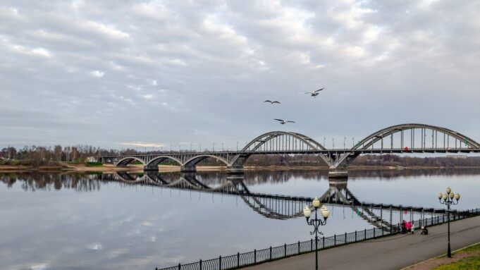 Двое жителей Рыбинска стали фигурантами уголовного дела о коммерческом подкупе, который был совершен во время ремонта моста через Волгу