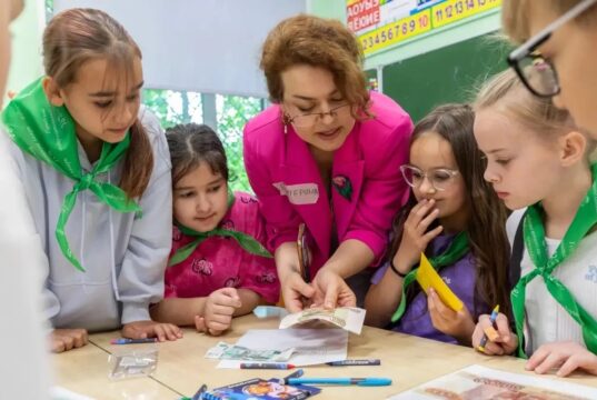 День защиты детей в Ярославле: ПСБ провел для ребят финансовую игру в школьном лагере