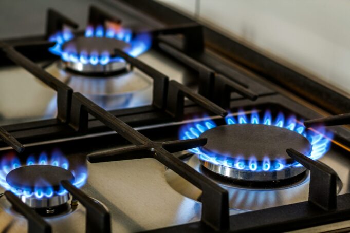 Газовики обращают внимание жителей Ярославской области на необходимость регулярной проверки тяги в дымовых и вентиляционных каналах