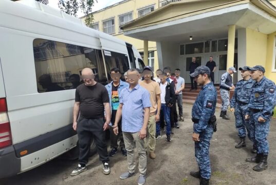 Дружными рядами на родину: сколько иностранцев выдворили из Ярославской области за полгода