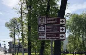 Новые знаки транспортной навигации устанавливают на дорогах Ярославской области