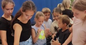 Жители посёлка Песочное дарят новую жизнь Доске почёта