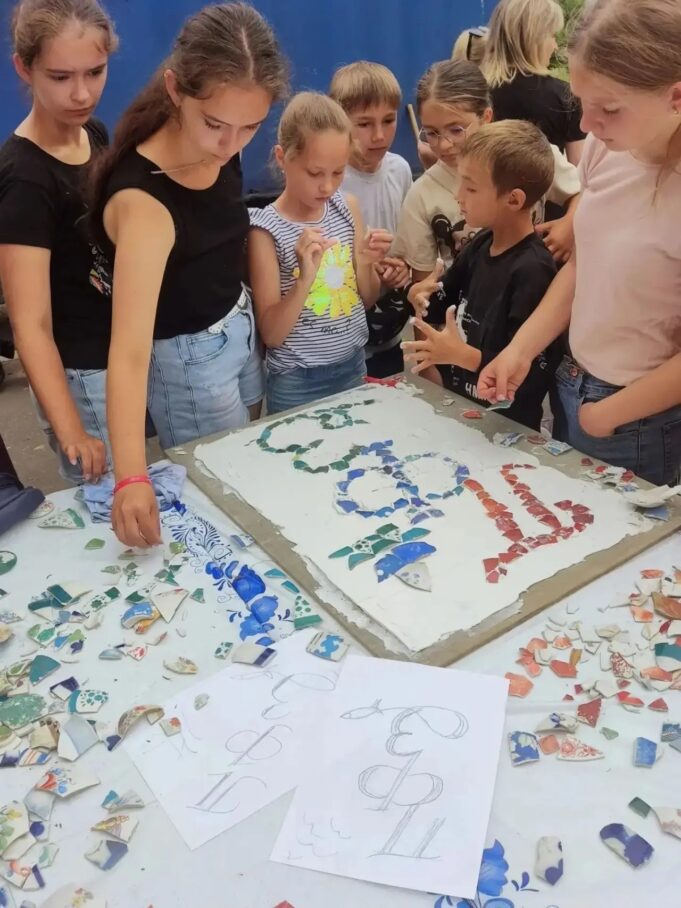 Жители посёлка Песочное дарят новую жизнь Доске почёта